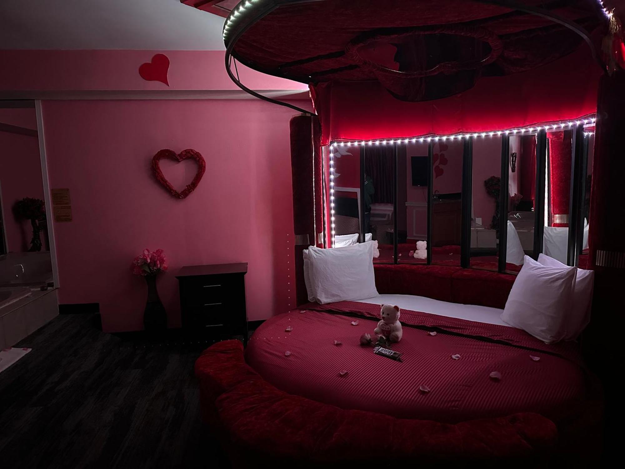 Inn of the Dove: Romantic Luxury Suites with Jacuzzi & Fireplace Harrisburg Exterior photo