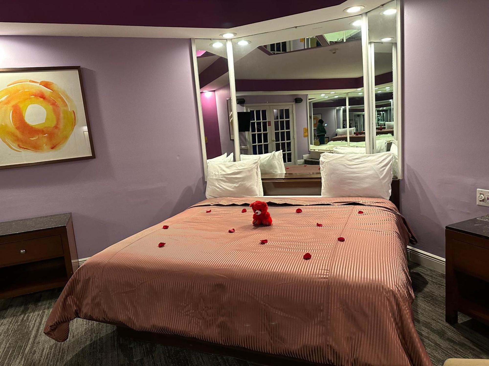 Inn of the Dove: Romantic Luxury Suites with Jacuzzi & Fireplace Harrisburg Exterior photo